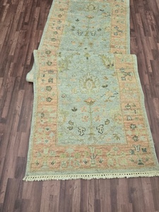 Tapis de coureur Oushak noué à la main vert sauge et pêche Tapis en laine de style turc vintage pour salon bureau d'hôtel - Product Image 2