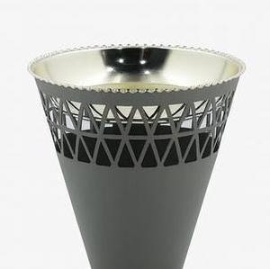 Brûleur à Bakhoor moderne en forme de cône gris avec détails en filigrane argenté et base en verre pour une fragrance et une décoration élégantes pour la maison - Product Image 6