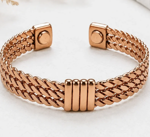 Bracelet en métal fait main de luxe, design torsadé exquis, ton or rose, bijou manchette, cadeau promotionnel original - Product Image 4