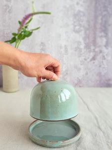 Pot à beurre artisanal en forme de dôme avec couvercle à petit bouton de maintien, plat de service rond, finition émaillée rustique, élégant rangement de beurre de table - Product Image 6