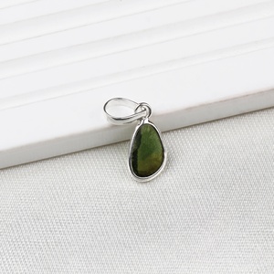 จี้เงินแท้ 925 ประดับทัวร์มาลีนสีเขียวทรงอิสระจากธรรมชาติ ขายส่งโดย Memoria Jewels - Product Image 5