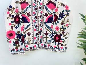 Veste en velours blanc Suzani de qualité supérieure, brodée à la main avec un motif floral – Manteau matelassé floral artisanal pour femme. - Product Image 3