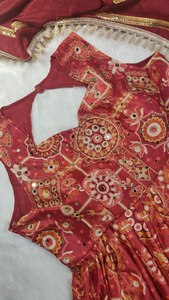 Traje Anarkali Premium de Chinon Color Granate para Mujer con Dupatta, Conjunto Étnico de Secado Rápido y Largo hasta el Suelo para Bodas - Product Image 5