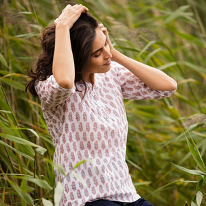 Haut Kurta mi-long rose et gris à motif floral sur fond blanc, haut indien pour femme, haut à col en V, manches courtes, imprimé floral pour femme - Product Image 4