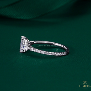 Elegante Anillo de Compromiso con Diamante Corte Esmeralda Claridad VVS2 Solitario Premium Disponible en Monturas de Oro Sólido de 9k, 10k, 14k y 18k - Product Image 2