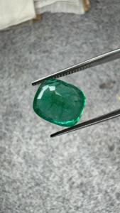 Émeraude naturelle de 3,72 carats certifiée GIA, provenant de la mine de Zambie, de forme coussin, vert vif, pierre précieuse en vrac pour bijoux de luxe sur mesure - Product Image 3
