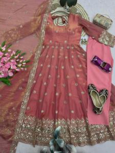 Conjunto de Vestido Anarkali, Pantalón y Dupatta de Diseño Moderno, en Seda Fendy con Bordado y Lentejuelas, Disponible en Grandes Cantidades - Product Image 4