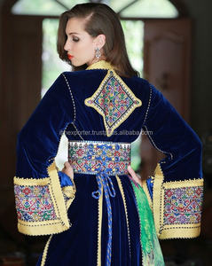 Kaftan de material de terciopelo con bordado de diseño de arte tradicional iraní en la parte trasera, delantera y mangas - Product Image 1