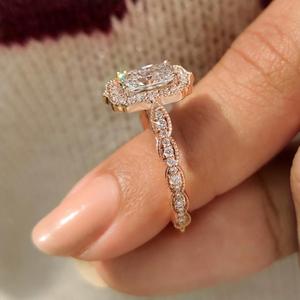 Anillo de Compromiso con Halo de Diamantes de Corte Radiante y Piedras Laterales Redondas de Diamante, Anillo de Novia de Oro Sólido Vintage, Inspirado en el Estilo Art Deco - Product Image 2