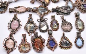 Nouveau design, pendentif vintage en pierres précieuses mélangées, fait main, enroulé de fil de cuivre, lot de bijoux - Product Image 4