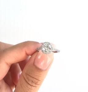 Anillo de Compromiso con Diamantes de Corte Moderno para Mujer, Plata de Ley con Baño de Rodio, Regalo de Alta Calidad para Aniversario o Boda - Product Image 2