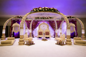 Magnifique Mandap de mariage hindou Maharani personnalisé aux États-Unis avec un dessus circulaire floral blanc, Mandap de mariage hindou Vivah en Australie - Product Image 2