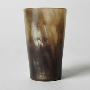Vaso de Cuerno de Búfalo Ecológico Hecho a Mano con Diseño Rústico Natural de REHMAN CRAFT - Product Image 1