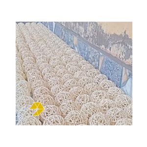 Structure lumineuse en rotin fabriquée au Vietnam pour décorations de Noël, boules de rotin blanches et multicolores, taille personnalisable de 3 à 20 cm - Product Image 4