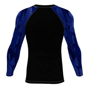 Camiseta de Compresión Deportiva para Hombre, Manga Larga, Negra con Patrón Abstracto Azul en las Mangas, para Gimnasio y Entrenamiento - Product Image 1