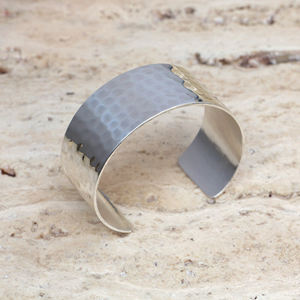 Bracelet manchette large en laiton martelé, finition argentée, jonc ouvert – Bijou minimaliste fait main, ajustable, cadeau pour elle - Product Image 1