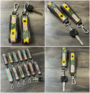 Llaveros de Cuero Personalizados con Diseño Floral, Hechos a Mano, de Cuero Vacuno Genuino, Bonitos Llaveros de Muñeca Unisex - Product Image 3