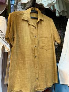 Chemise boutonnée pour homme en coton et lin texturé jaune moutarde, manches courtes, patte de boutonnage intégrale, respirante et confortable - Product Image 3