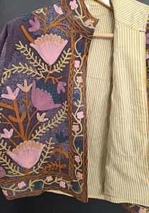 Chaqueta de Invierno Acolchada de Lana Bordada a Mano con Diseño Suzani, Artesanía Cultural, Patrones Florales Cosidos a Mano, Estilo Boho - Product Image 2