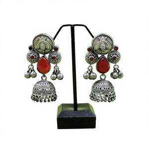 Pendientes Jhumka Étnicos Indios de Plata Oxidada en Forma de Pera de Color Rojo con Cristal Rojo para Mujer - Product Image 1
