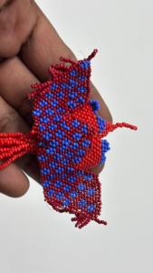 Adorno de colibrí hecho a mano con cuentas de vidrio, colores vibrantes y elaborado trabajo de abalorios para decoración y regalos. - Product Image 5