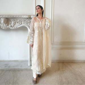 ชุดเดรสงานพรอมสีเบจปักลายสวยงาม พร้อมผ้าคลุมไหล่ แบรนด์ Karma Fashion ไซส์ M - Product Image 3