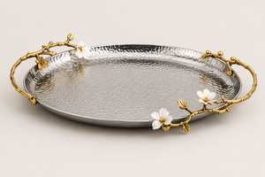 Plateau de service ovale de luxe en métal martelé avec finition argentée, poignées dorées et florales, motif à carreaux - Décoration d'anniversaire - Product Image 1