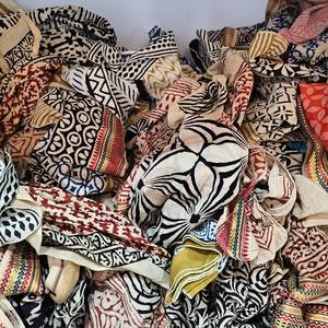 Pañuelo Cuadrado Étnico de Algodón Hecho a Mano, Estampado Floral, para Cuello y Cintura, Ideal para Verano y Todas las Estaciones, Suave al Tacto - Product Image 5