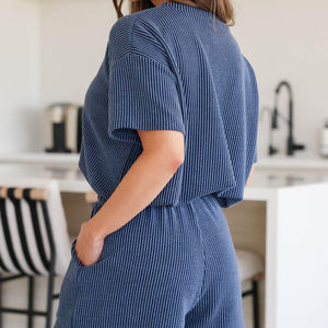 Nuevo Conjunto de 2 Piezas para Mujer, Camiseta y Pantalones Cortos, Estilo Casual, Cuello Redondo, Hecho de Algodón, Diseño Único, en Venta - Product Image 2