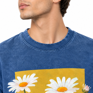 T-shirt graphique vintage bleu délavé à l'acide avec des marguerites blanches et des motifs botaniques jaunes, style streetwear moderne - Product Image 5