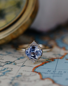 Bague de fiançailles classique en or 18 carats avec saphir, taille ovale, sertissage pavé, bijoux fins pour femmes - Product Image 2