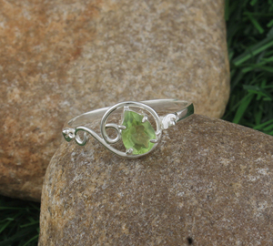แหวนแต่งงานเพอริดอทควอตซ์ เงินแท้ 925 ประดับพลอยประจำเดือนสิงหาคม สำหรับผู้หญิง ทรงบริลเลียนต์คัท ควอตซ์สีเขียว สไตล์คลาสสิก - Product Image 4