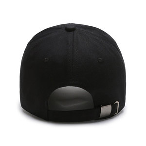 Casquette de baseball noire à 6 panneaux avec logo brodé blanc sur le panneau avant, ajustement réglable, style décontracté unisexe, matière en coton. - Product Image 3