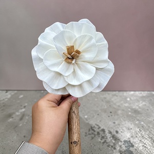 ดอกไม้ประดิษฐ์ทำมือจากไม้โซล่าสีขาว รูปทรงดอกพุดหิมะ ขนาด 8.5 ซม. ทำจากเส้นใยพืชเซสบานียา จากประเทศไทย - Product Image 2