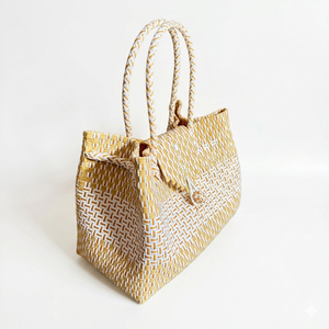 Sac fourre-tout tissé en plastique recyclé 100 % fait main, écologique, couleur naturelle et blanche, en matière plastique recyclée - Product Image 2
