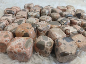 Piedra de jaspe con textura de piel de leopardo, tonos terrosos y patrones de manchas distintivos, acabado pulido suave para uso mineral. - Product Image 1