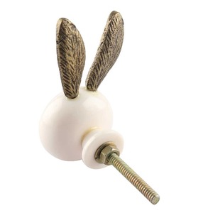 Bouton de tiroir en céramique moderne de qualité supérieure en forme de lapin, design moderne jaune or, écologique et durable pour meubles d'enfants - Product Image 1