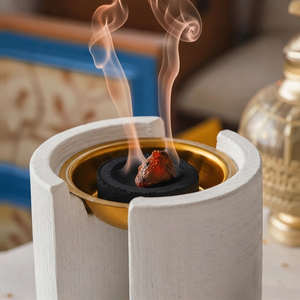 Brûleur d'encens en bois artisanal avec insert en métal doré et grain de bois riche, parfait pour une ambiance cosy et la décoration intérieure. - Product Image 3