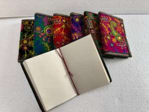 Cuaderno de Tapa Dura con Tela Bordada a Mano, 100 Hojas, Bordado Floral Vibrante y Artesanía, Regalo - Product Image 2