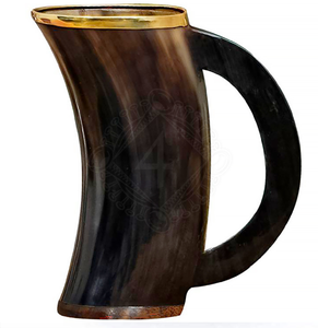 Grand gobelet en corne polie avec marbrure naturelle riche, présenté à côté d'un verre à boisson rempli, disponible en gros. - Product Image 2