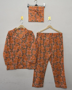 Elegante Conjunto de Pijama de Algodón con Estampado Floral Hecho a Mano, Transpirable, con Patrón de Enredaderas Florales de Melocotón y Caléndula, Ropa de Dormir India para Mujer - Product Image 1
