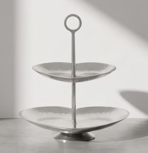 Soporte de Pastel de 2 Niveles de Metal Plateado Premium con Base de Anillo y Asa, Plato de Exhibición y Servicio de Repostería Martillado - Product Image 1