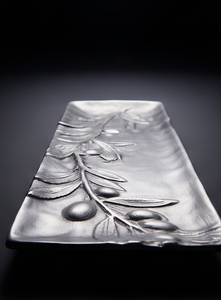 Plateau de service en métal massif motif branche d'olivier argentée, finition texturée, article de vaisselle pour cuisine et salle à manger, en stock - Product Image 2