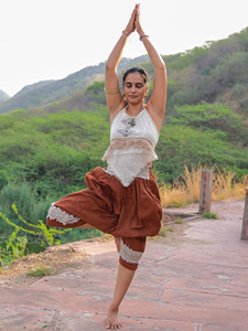 Haut court halter marron artisanal à imprimé tribal terreux, asymétrique, style bandana, avec bords bruts, ambiance vintage, dos nu - Product Image 6