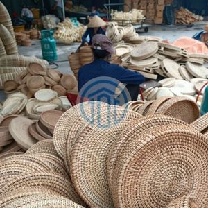 Plateau de service rond en rotin tressé à la main, brun foncé, durable, avec poignées, pour restaurant, vente en gros, fournisseur éco-responsable - Product Image 4