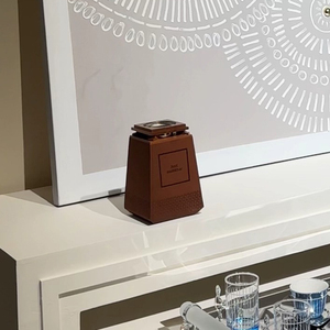 Brûleur Mubkhar en bois avec revêtement en cuir moderne, forme carrée conique, finition brun riche et détails texturés géométriques pour les parfums - Product Image 4