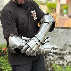 Gants de chevalier médiévaux en acier, style antique moderne, artisanat en métal poli et gaufré - Product Image 2