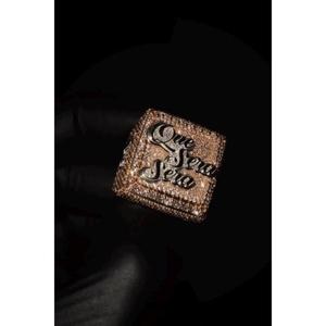Anillo Personalizado con Letra Grabada, Diamante Moissanite VS+ con Acabado en Oro, Plata de Ley 925, Estilo Hip Hop, para Aniversario - Product Image 1