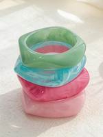 Bracelets en résine haut de gamme faits à la main avec un motif papillon et des options personnalisables pour des accessoires de mode élégants pour femmes