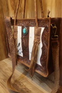 Sac fourre-tout en cuir véritable façonné à la main avec panneau en cuir de vachette à poils et concho turquoise, sac à bandoulière à franges fait main pour femme - Product Image 4